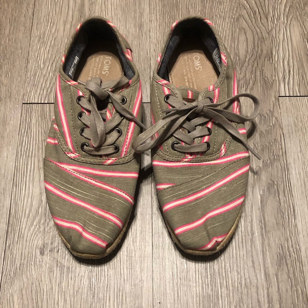 Toms casual tie up shoe size 9